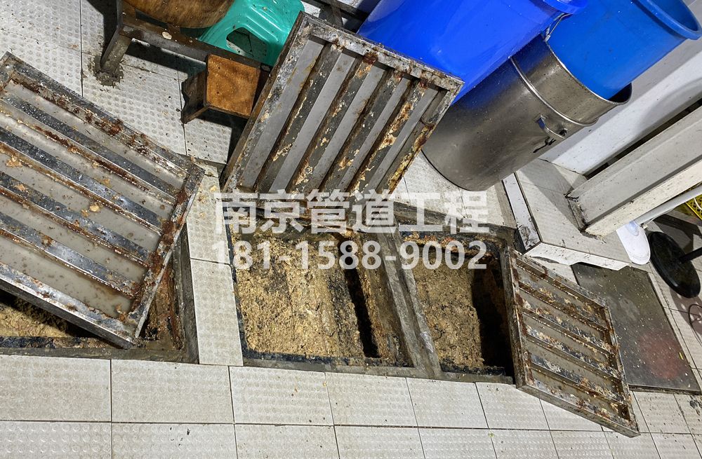 278高楼门城管中队食堂隔油池清理